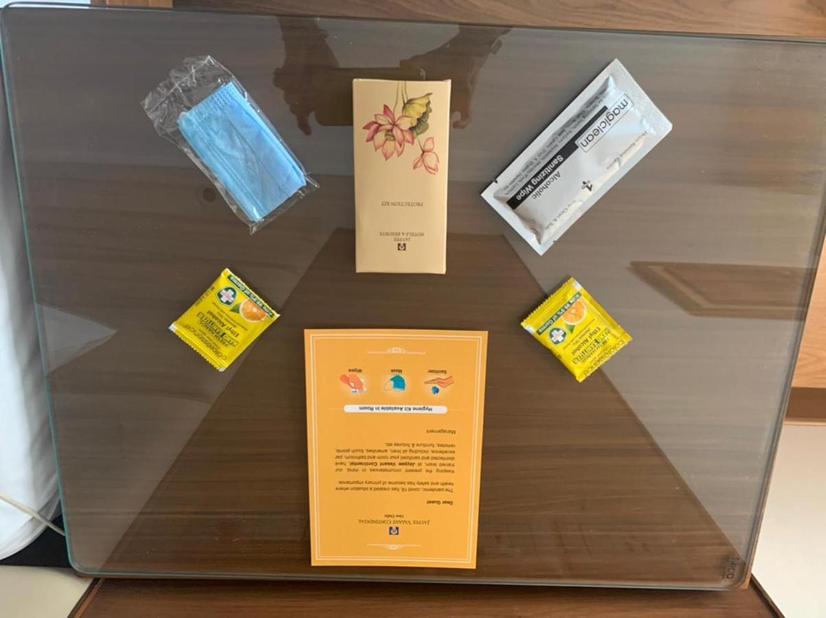 Jaypee Vasant Continental Hotel New Delhi Luaran gambar A set of amenities provided by the airline