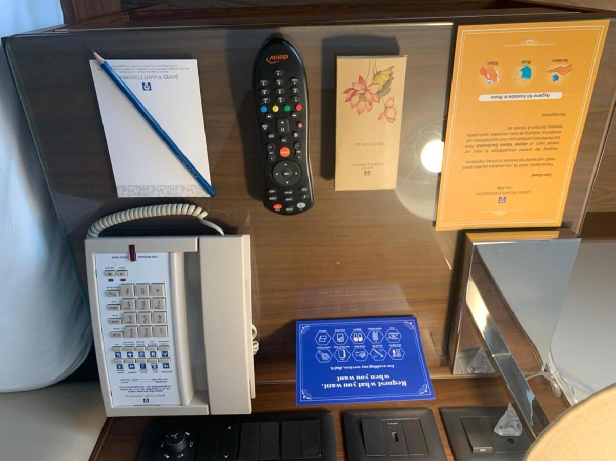 Jaypee Vasant Continental Hotel New Delhi Luaran gambar A telephone in a hotel room