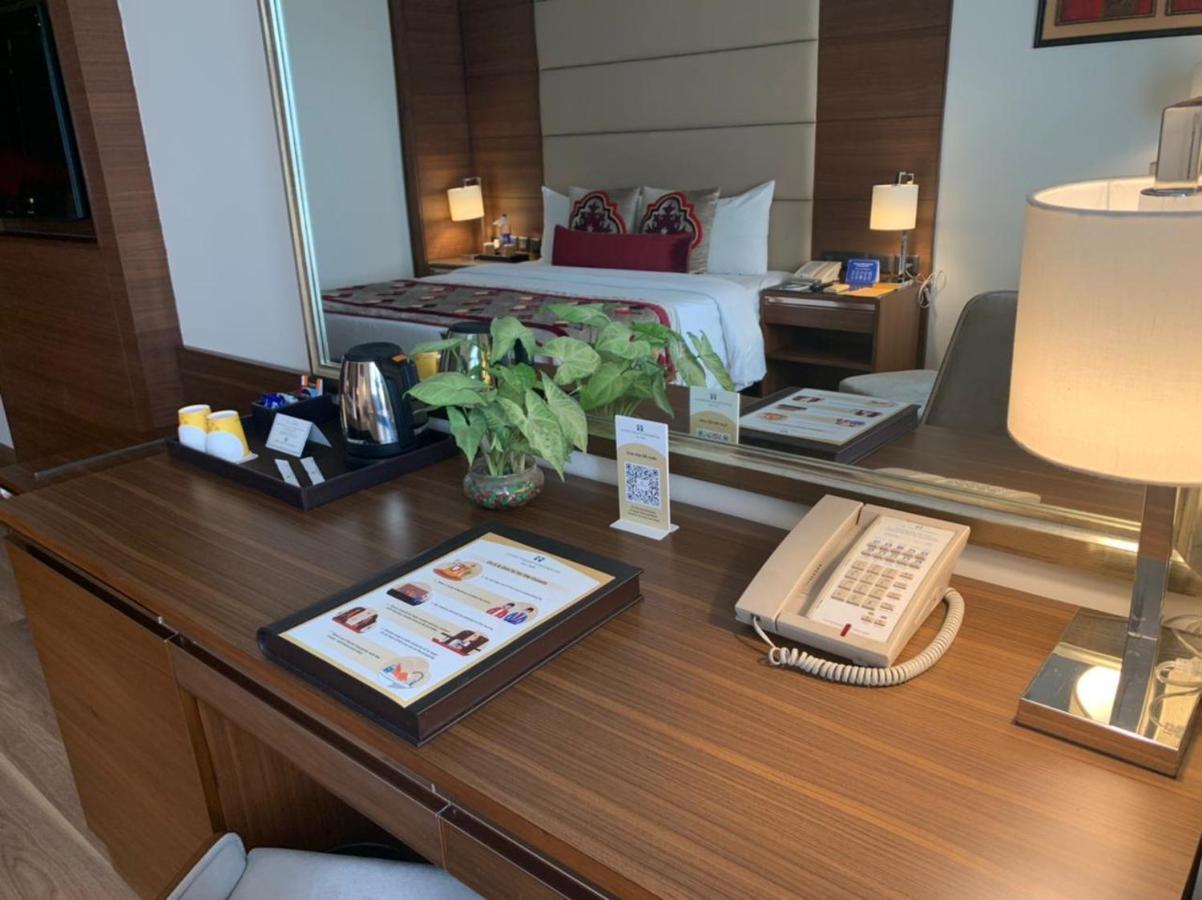 Jaypee Vasant Continental Hotel New Delhi Luaran gambar A room at the hotel