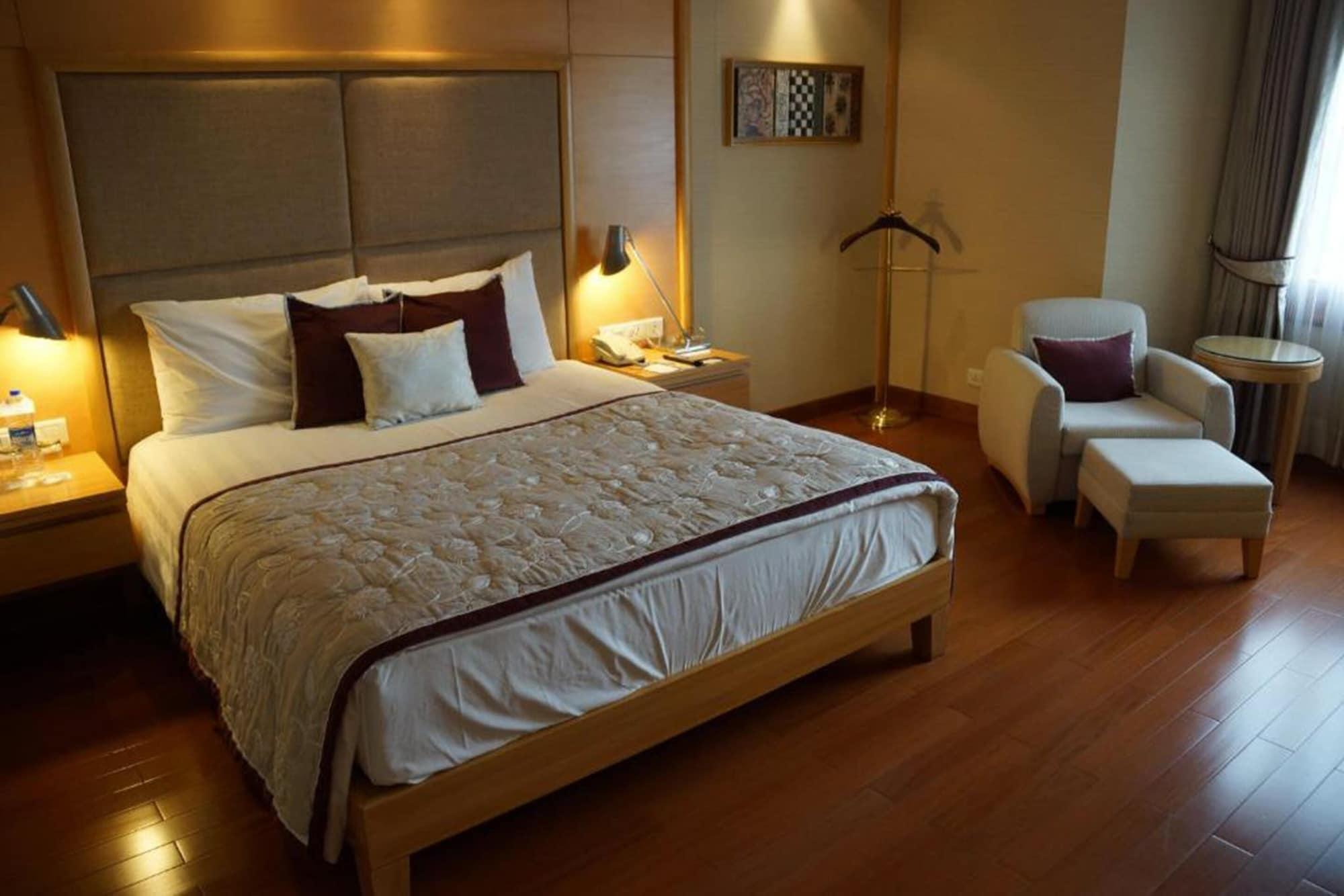 Jaypee Vasant Continental Hotel New Delhi Luaran gambar A room at the hotel