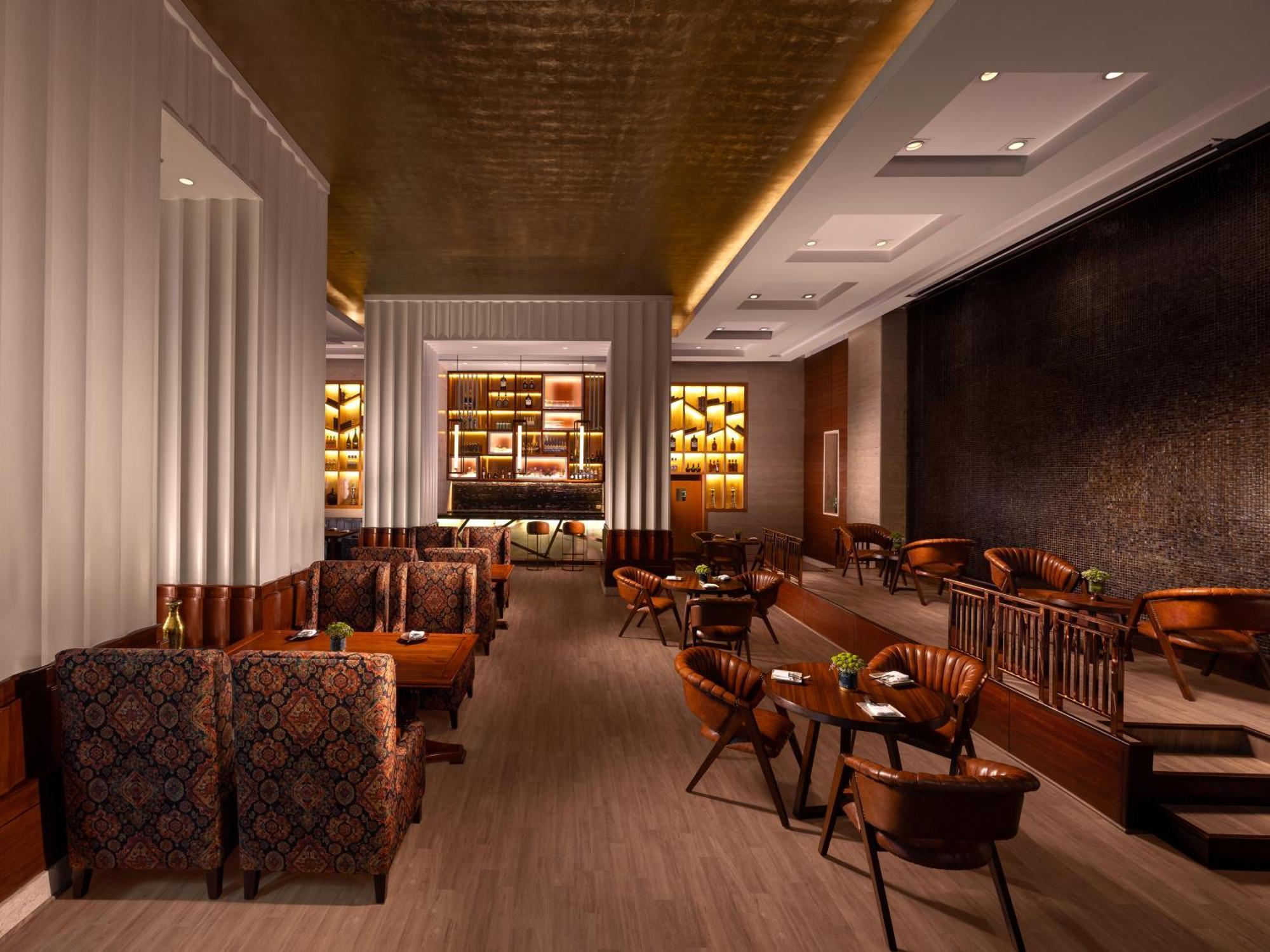 Jaypee Vasant Continental Hotel New Delhi Luaran gambar The interior of the restaurant