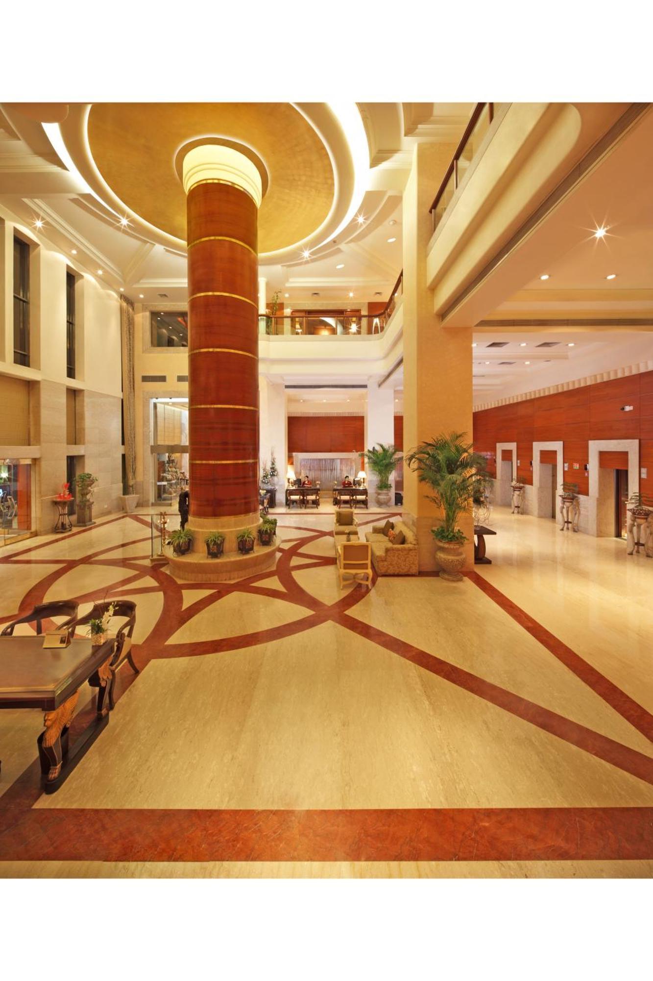 Jaypee Vasant Continental Hotel New Delhi Luaran gambar The lobby of the hotel