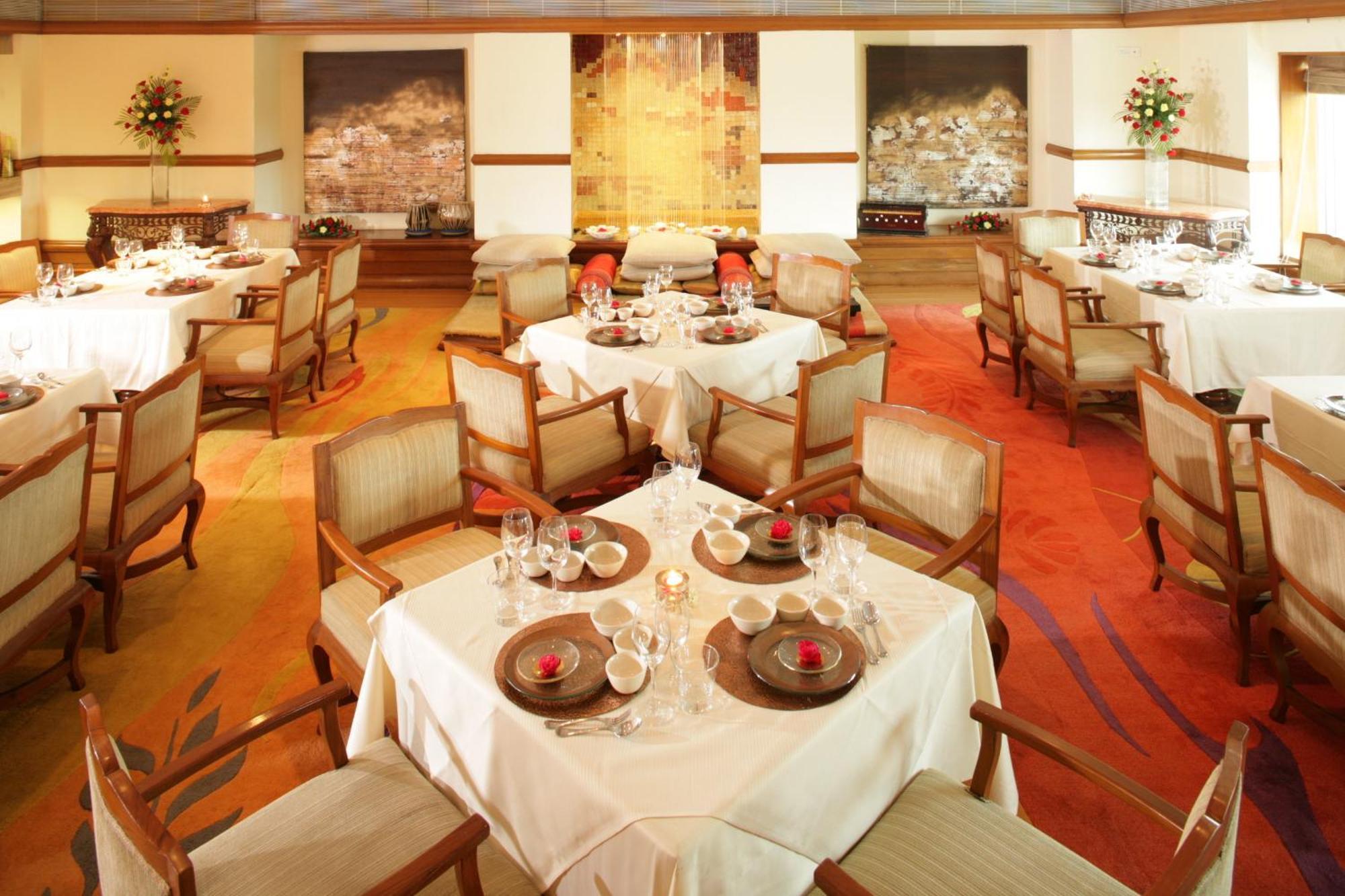 Jaypee Vasant Continental Hotel New Delhi Luaran gambar The interior of the restaurant