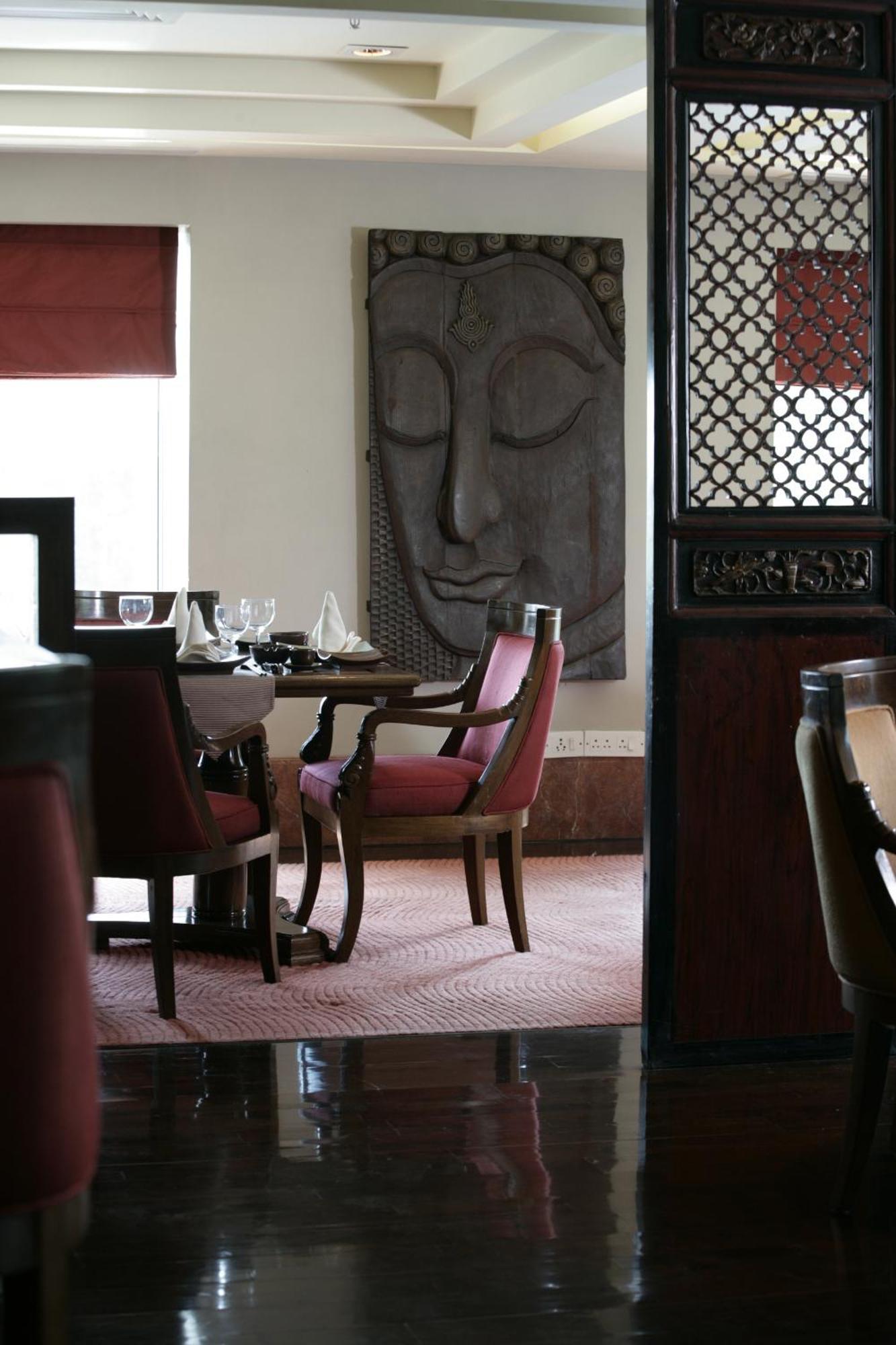 Jaypee Vasant Continental Hotel New Delhi Luaran gambar Interior of the restaurant