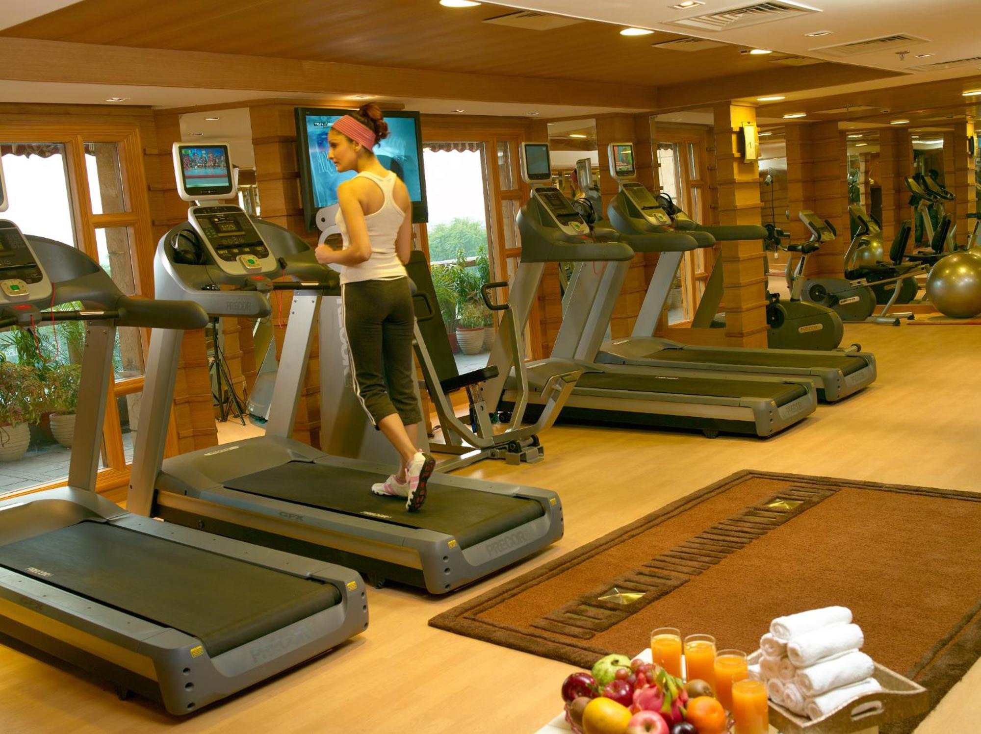 Jaypee Vasant Continental Hotel New Delhi Luaran gambar A treadmill in a gym
