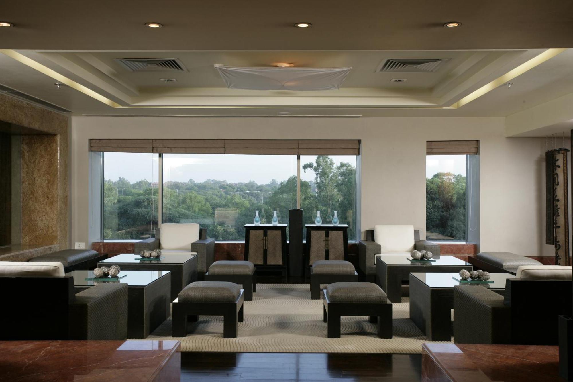 Jaypee Vasant Continental Hotel New Delhi Luaran gambar The interior of the club