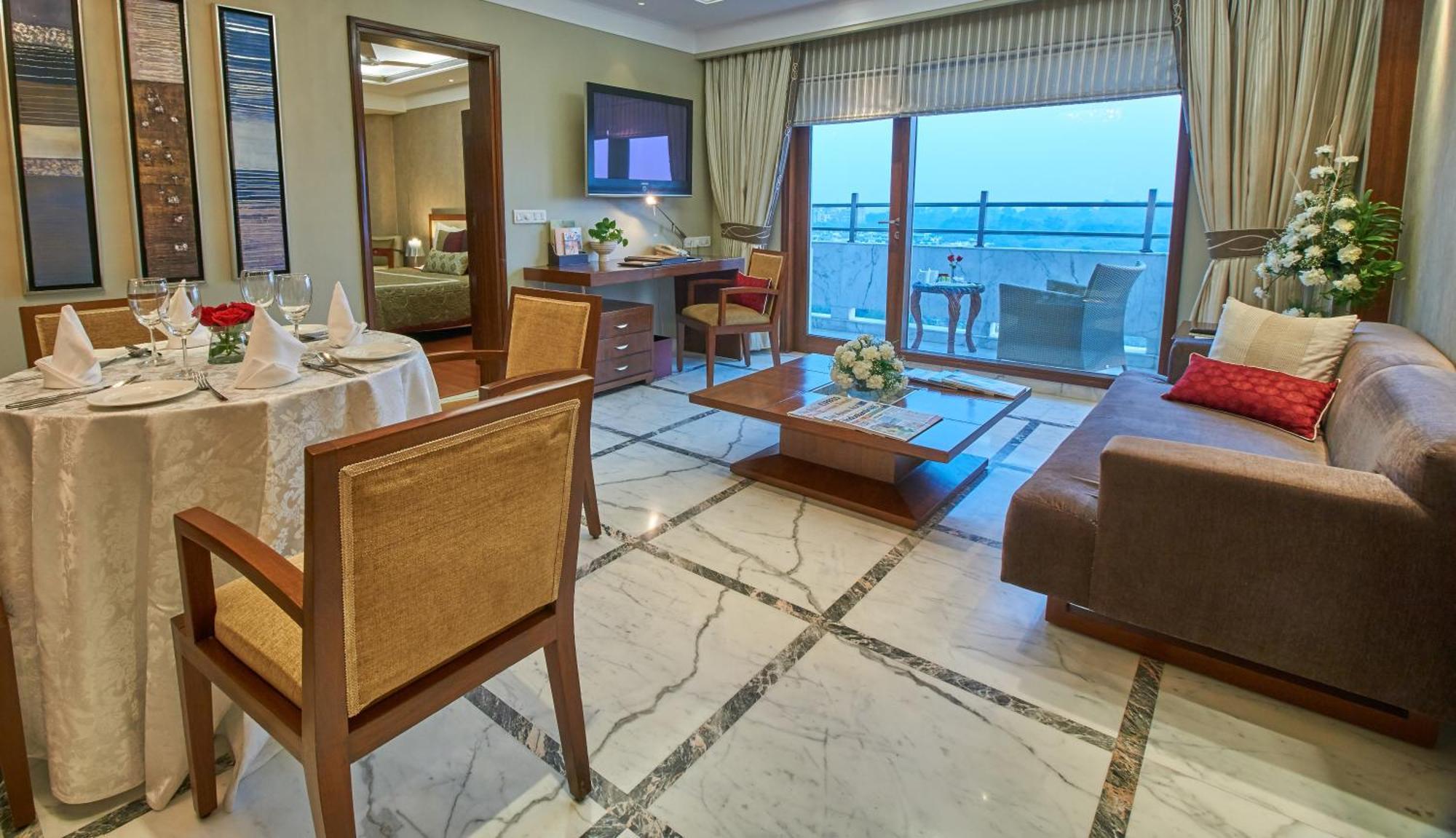 Jaypee Vasant Continental Hotel New Delhi Luaran gambar A suite at the Taj Bengal