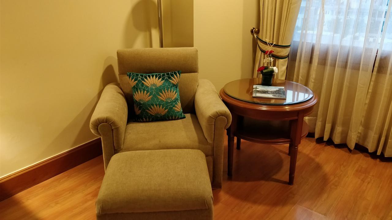 Jaypee Vasant Continental Hotel New Delhi Luaran gambar A chair with a footrest