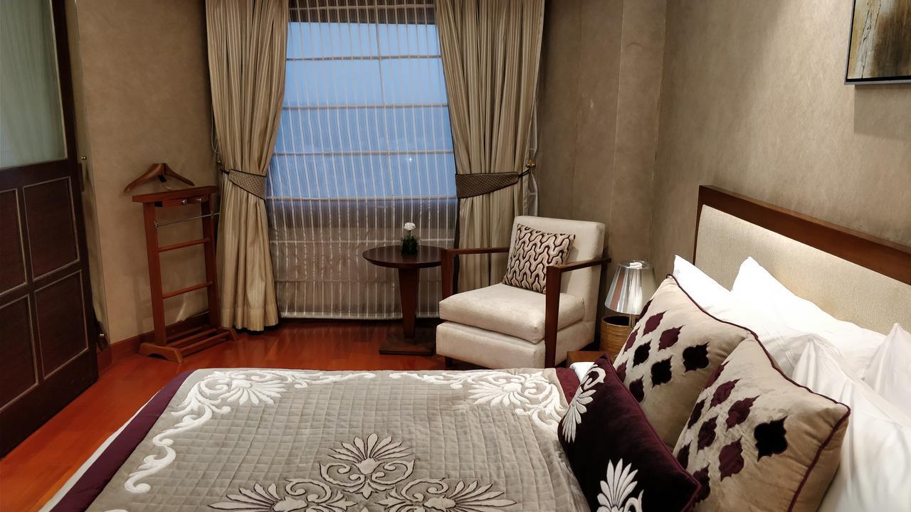 Jaypee Vasant Continental Hotel New Delhi Luaran gambar A bedroom at the hotel
