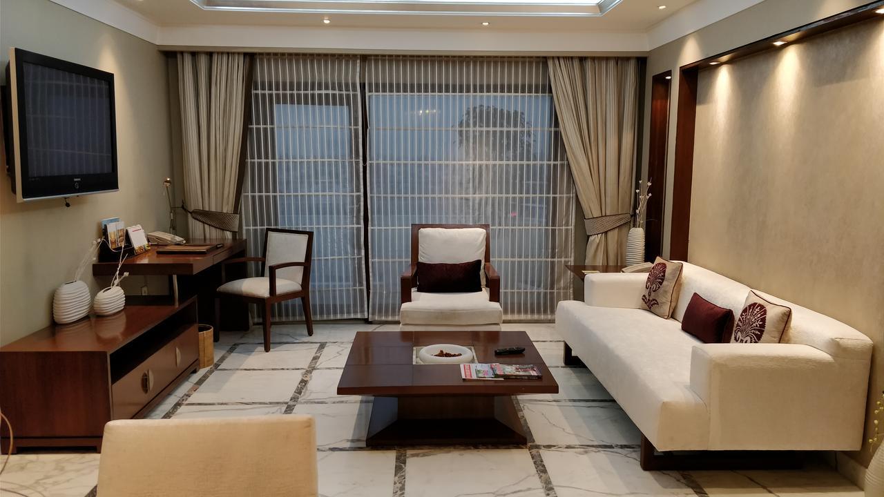 Jaypee Vasant Continental Hotel New Delhi Luaran gambar A living room in a luxury apartment