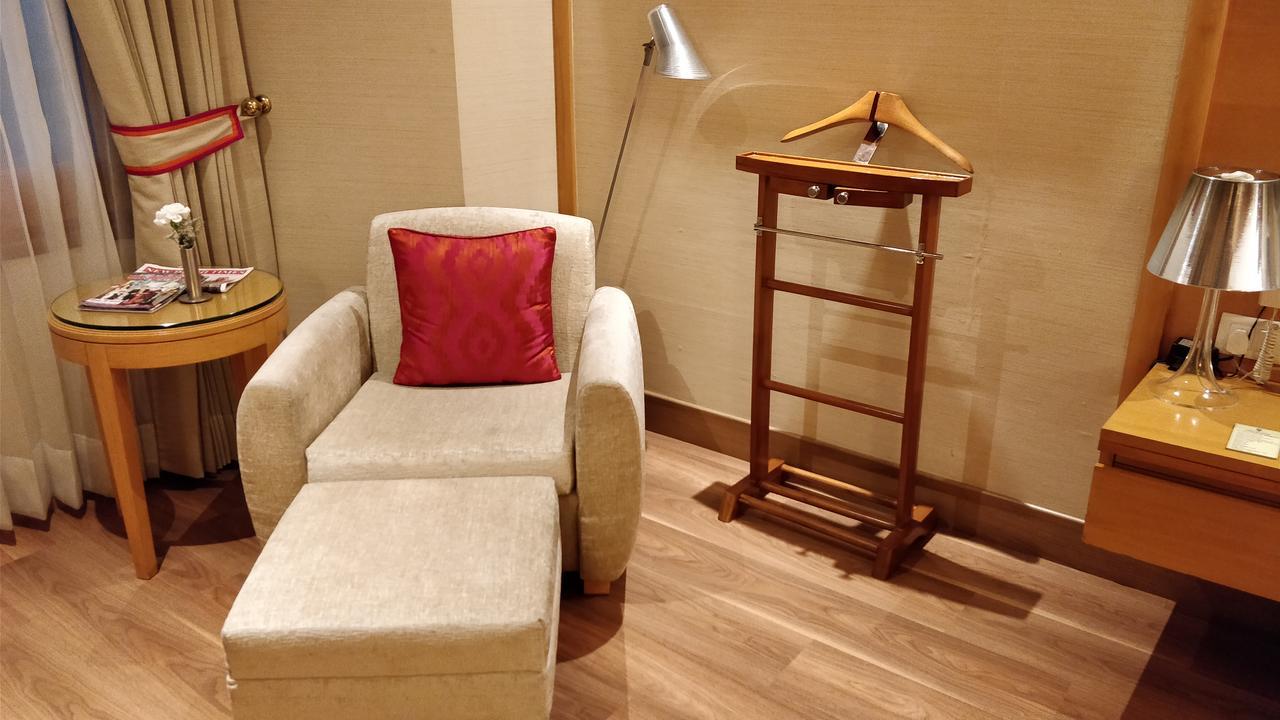 Jaypee Vasant Continental Hotel New Delhi Luaran gambar A valet stand
