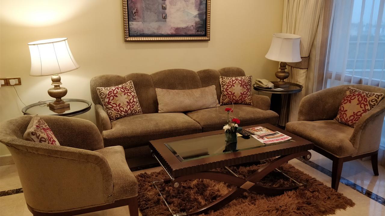 Jaypee Vasant Continental Hotel New Delhi Luaran gambar A living room in a hotel suite