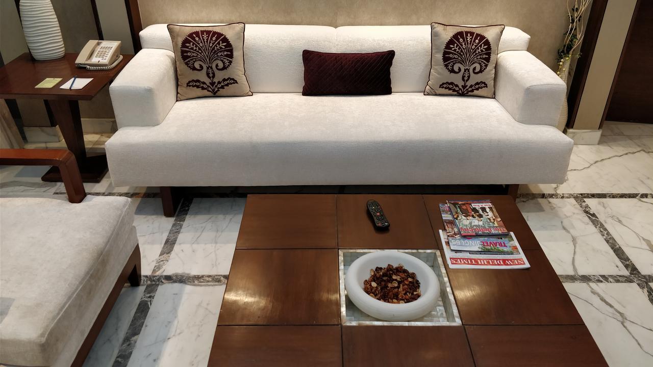 Jaypee Vasant Continental Hotel New Delhi Luaran gambar A contemporary sofa