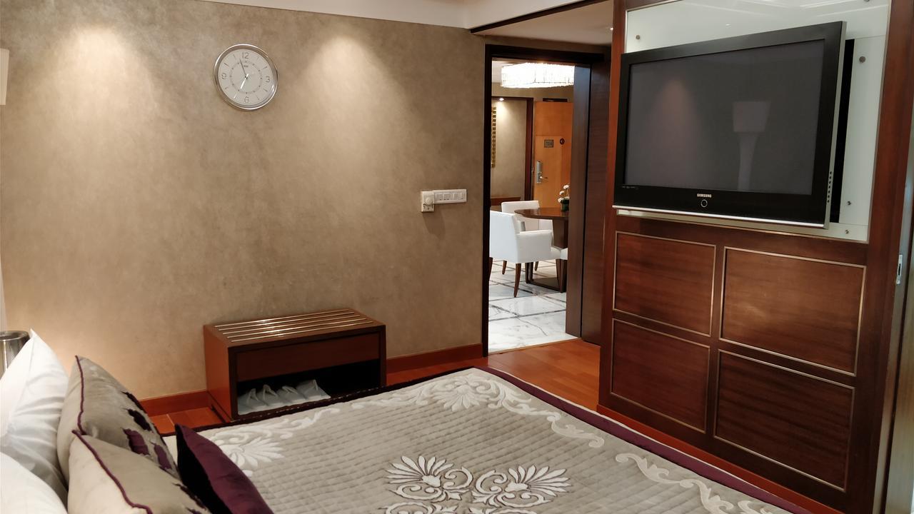 Jaypee Vasant Continental Hotel New Delhi Luaran gambar A bedroom in a hotel