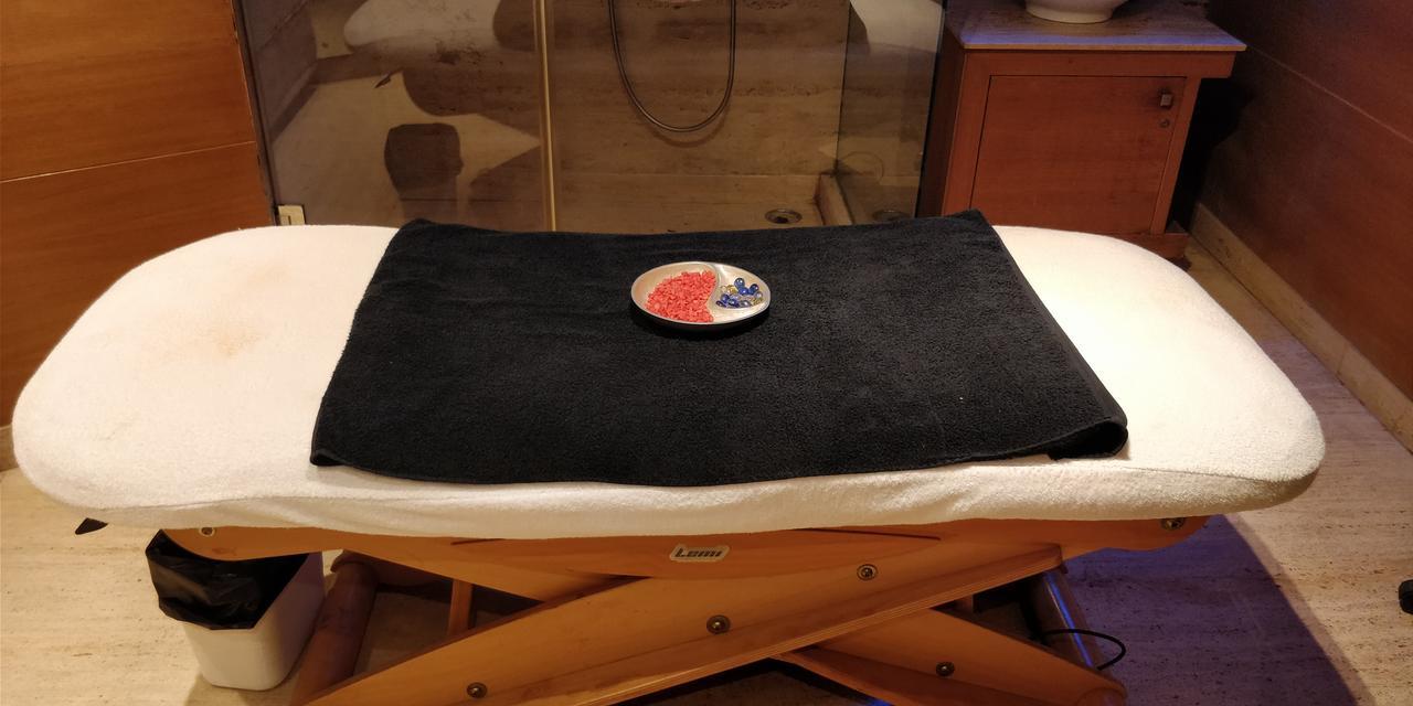 Jaypee Vasant Continental Hotel New Delhi Luaran gambar A massage table with a massage stone