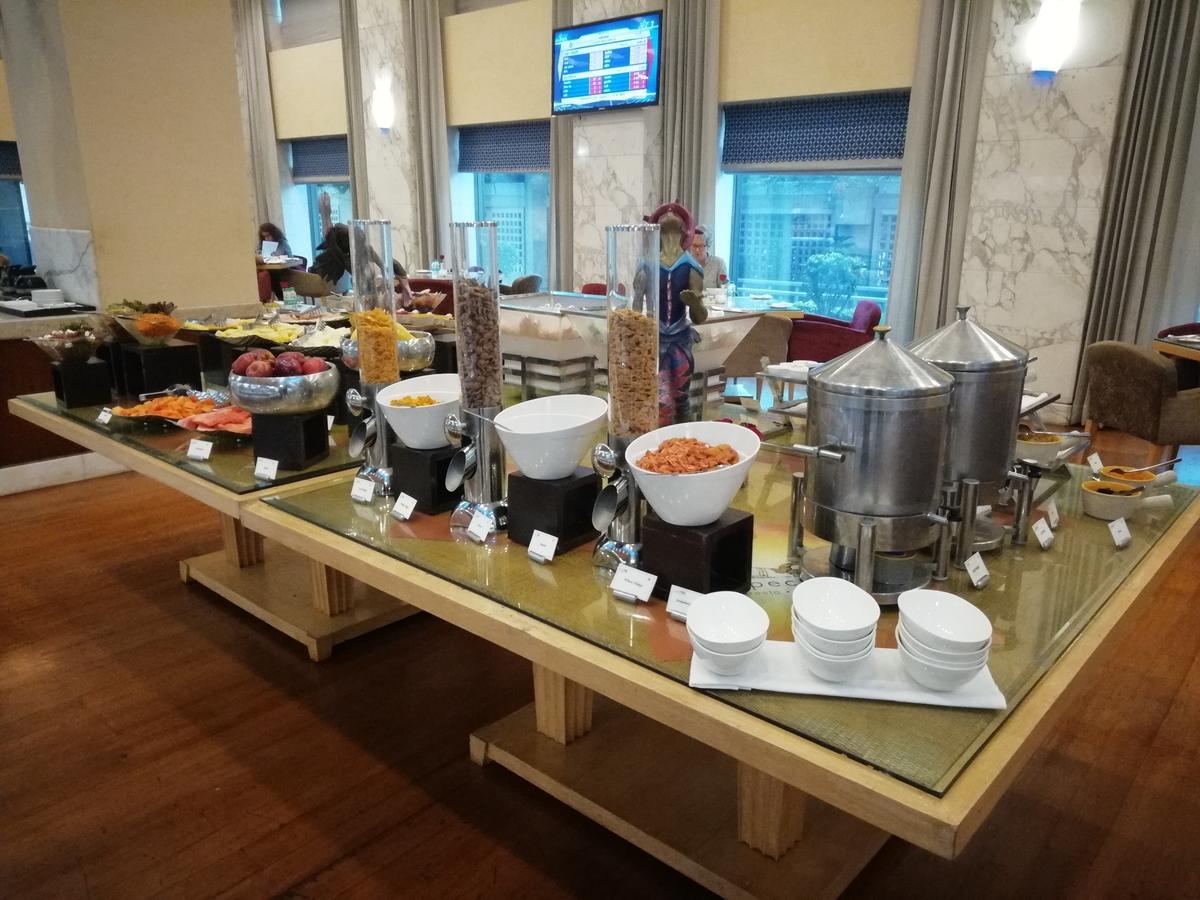 Jaypee Vasant Continental Hotel New Delhi Luaran gambar A buffet at a hotel