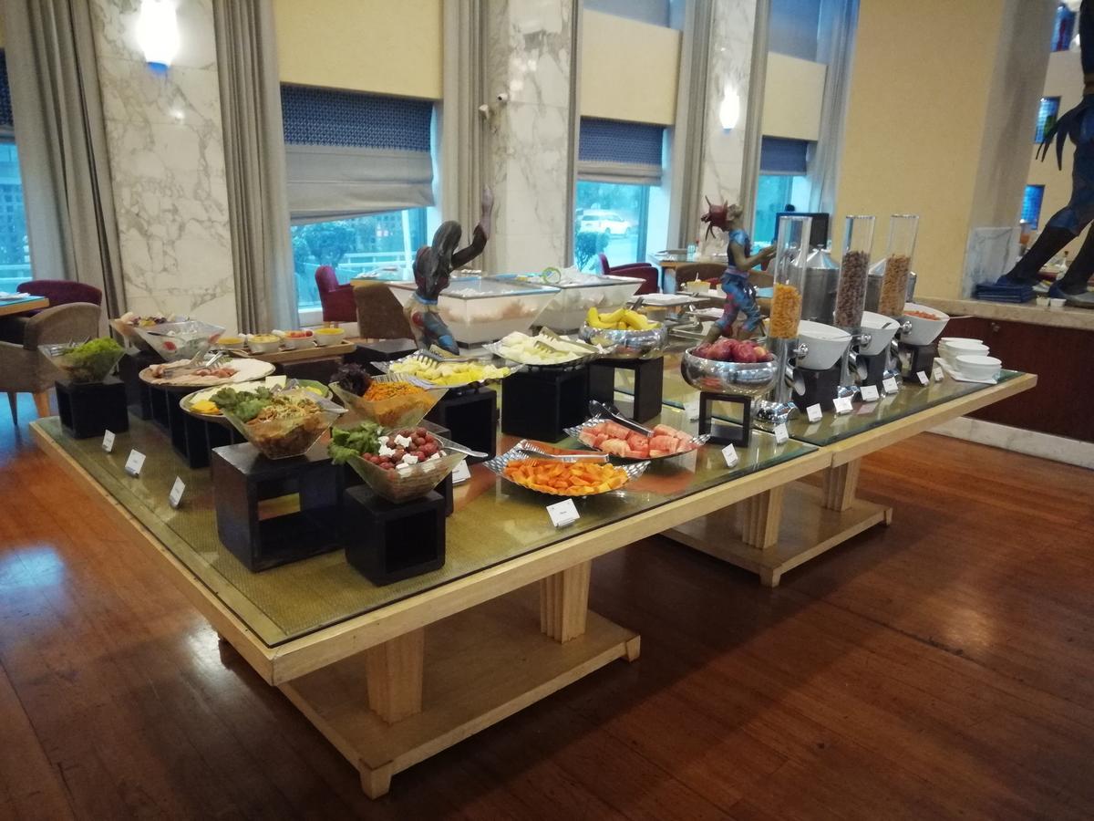 Jaypee Vasant Continental Hotel New Delhi Luaran gambar A buffet at a hotel