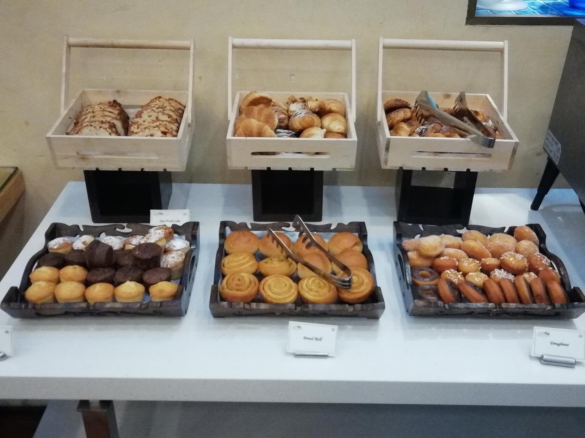 Jaypee Vasant Continental Hotel New Delhi Luaran gambar A selection of pastries at a bakery